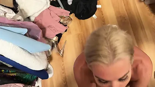 Tatiana steele si tante seksi lagi asik nyepong kontol di lemari baju