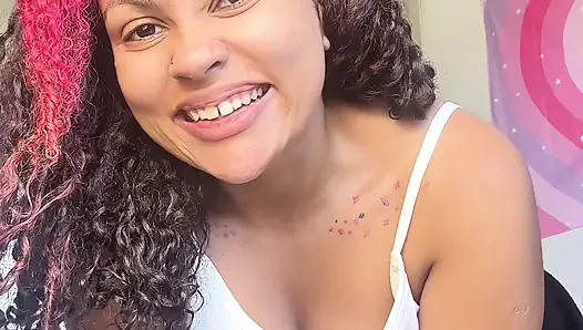 Пухлая девушка, громко кричит с глупыми сучками на лицо, реакции