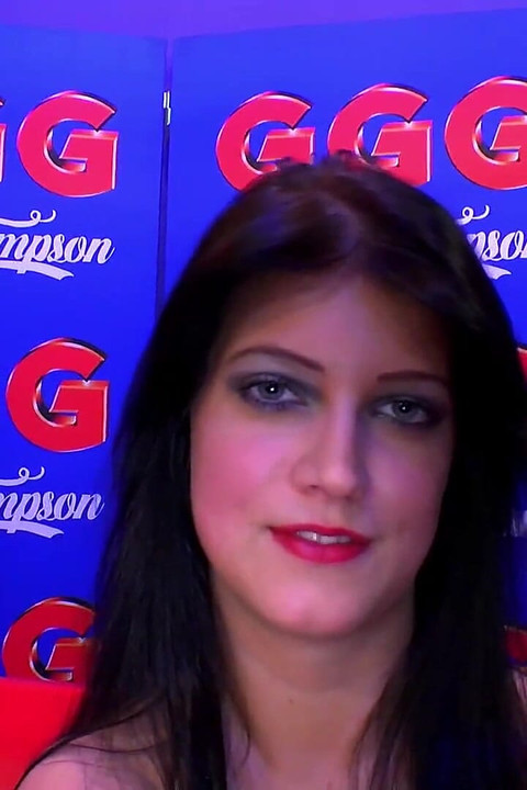 큰 젖탱이로 대학 미녀를 삼키는 거유 여친 존 톰슨