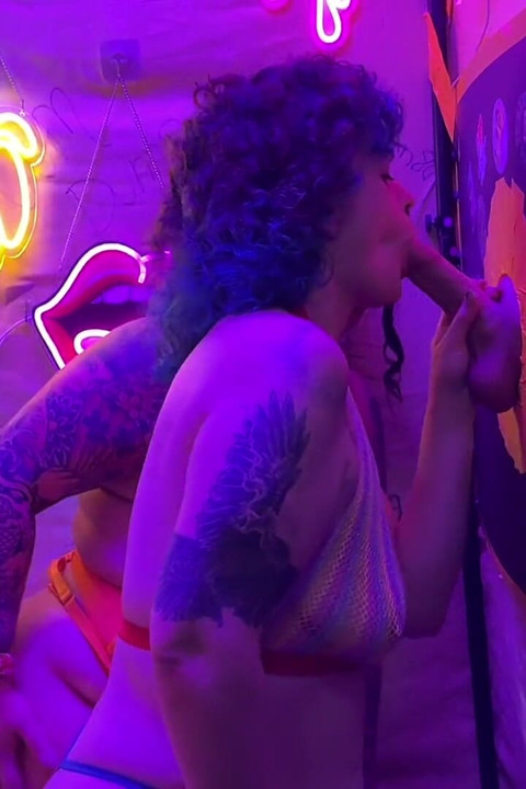Bailey Boston และ Kennedy Starling แชร์ควยใหญ่ผิวดําที่ Gloryhole