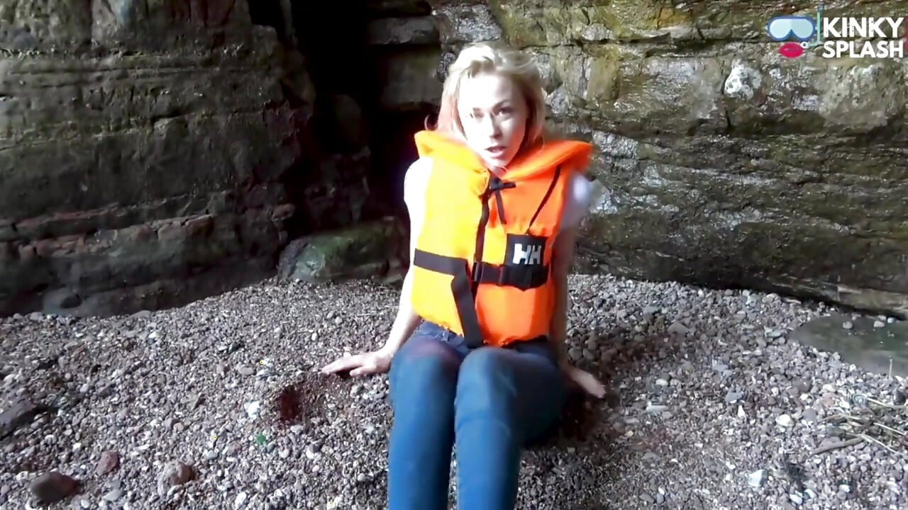 Colete salva-vidas e jeans na praia