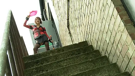 Извращенная шлюшка в латексе и чулках мастурбирует игрушкой на улице