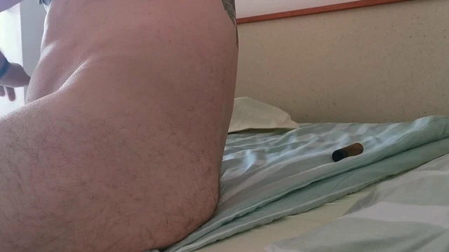 SKLAVE wichst sich weil es sein MEISTER so befiehlt