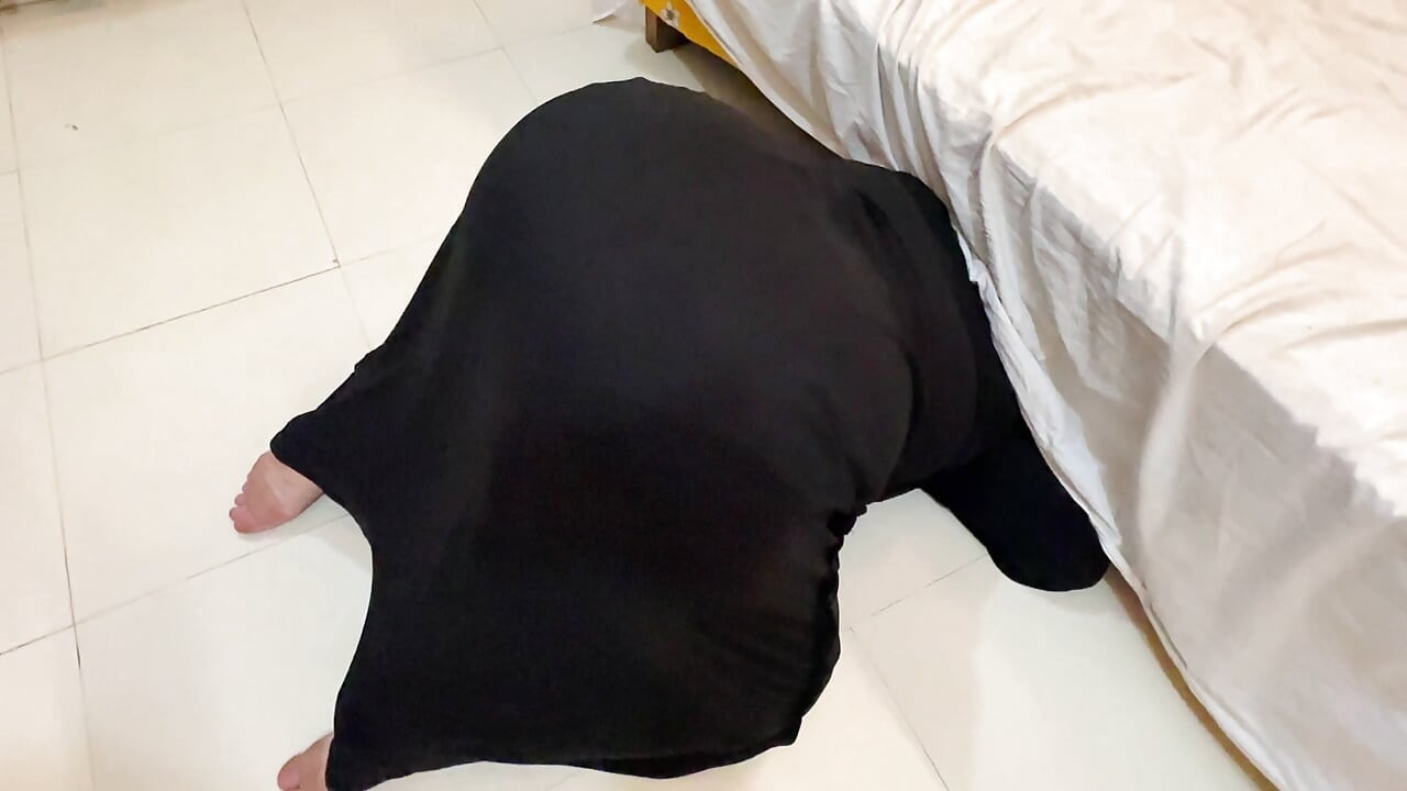 Καυτή υπηρέτρια από την Αραβία κόλλησε όταν καθάριζε κάτω από το κρεβάτι - κορίτσι με μαντήλα με μεγάλο κώλο, abaya, νικάμπ και εσώρουχο