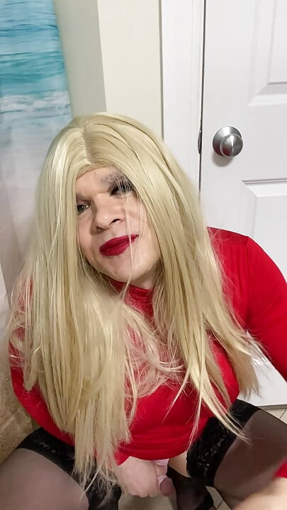 Crossdresser talks to Daddy and sucks him and ask viewers to comment if they want to really play with her