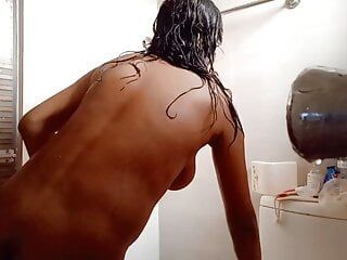 Menina universitária sexy do Rajastão tomando banho para mostrar ao namorado