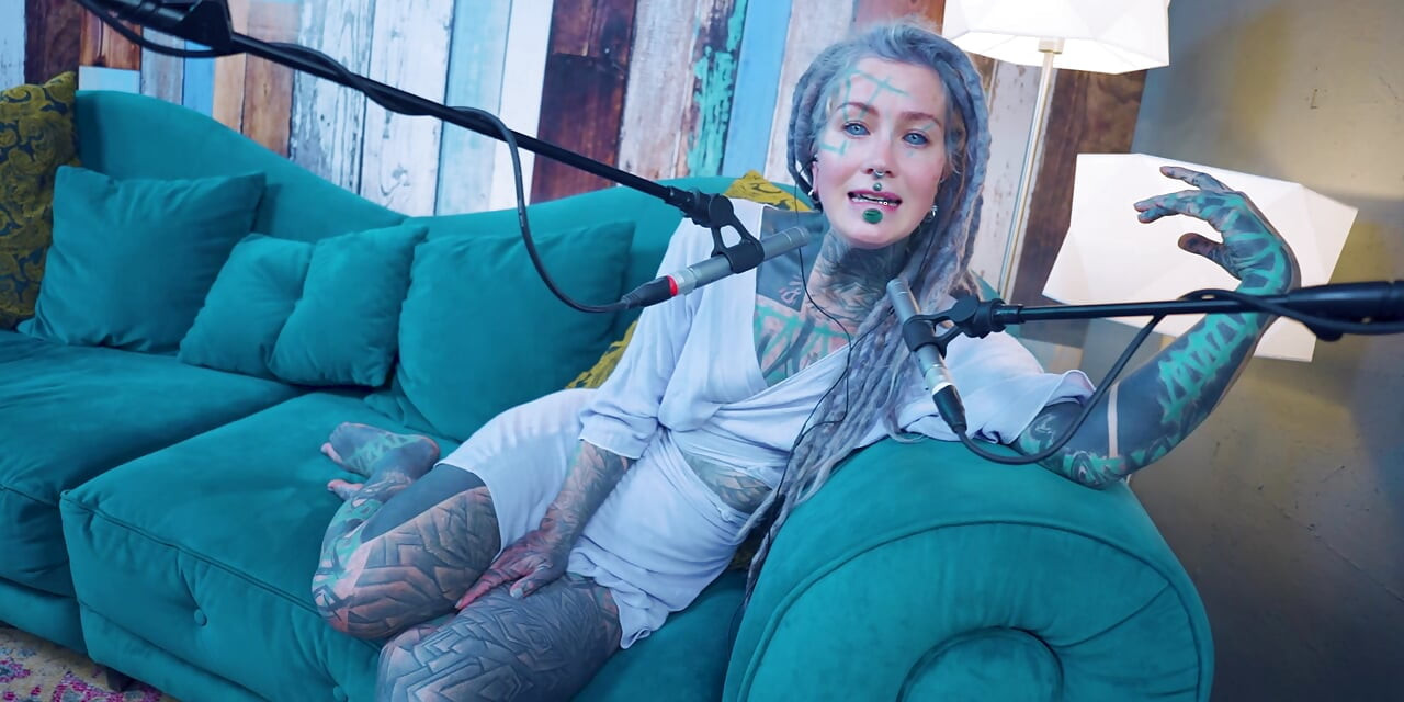 Eu falo sobre J - Jelousy - asmr podcast SFW falando gótica magrinha dreadlocks tatuagem modelo tatuada menina