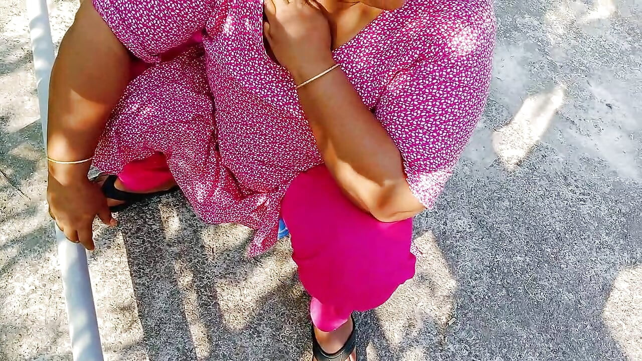 Bhabi seksi yang cantik, seks yang sangat sangat panas, pembicaraan kotor desi