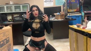 Desagradable tgirl crossdresser chrissy cocoabutter se burla de su polla