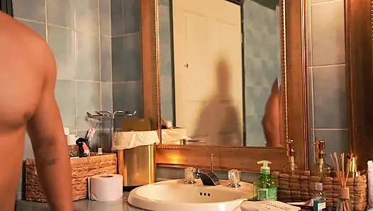 Muskulöser stiefsohn genießt die großen titten seiner sexy stiefmutter - Anai Loves & horvex