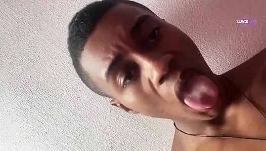 Büyük zenci yarağıyla edepsizce mastürbasyon yapıyor ve boşalana kadar inliyor black20one