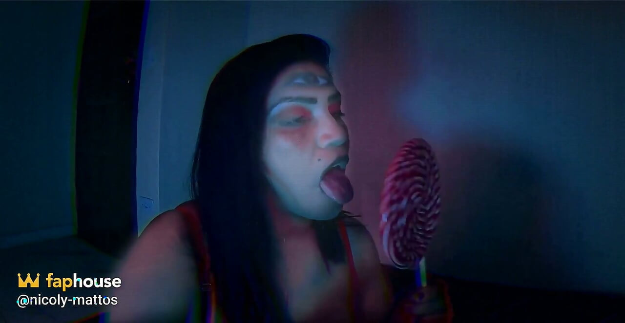 Witchcraft Unleashed: Naughty Nicoly spielt mit ihrem Hintern und macht Lukas zum Sklaven der Liebe