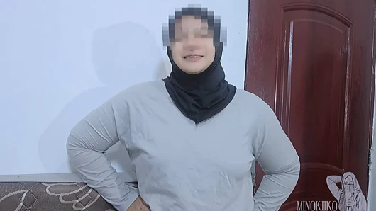 Terli tesettürlü fahişe için çaresiz yaz, ıslak amcığı yabancı yarağı almak için ıslanamıyor - minokiiko