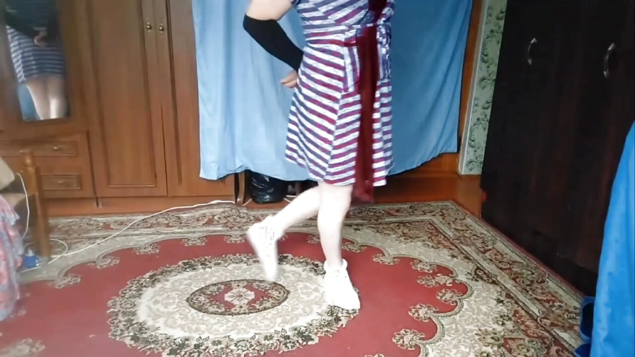 Zapanjujuća vrpca sissy koja se vrti na sunčanom otvorenom polju