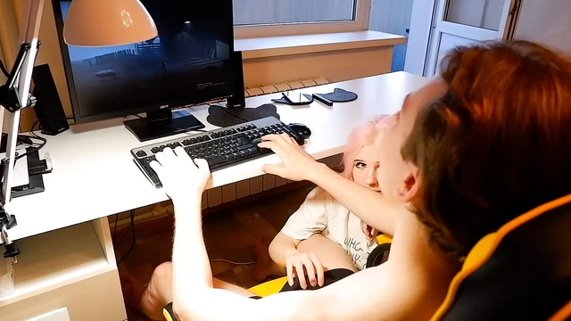 Girlfriend sucks while I play computer
