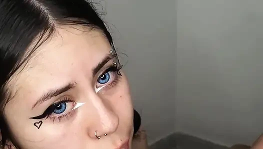 Я делаю ему удивительный минет, пока он не кончит на мои сиськи - минет и камшот в любительском видео