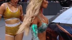 WWE - Carmella en Billie Kay komen binnen tijdens Wrestlemania 37
