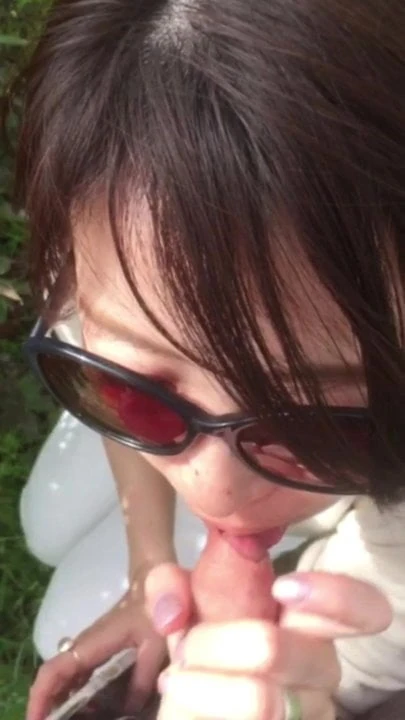 Celeb wife celebrating the blossoms with an outdoor blowjob