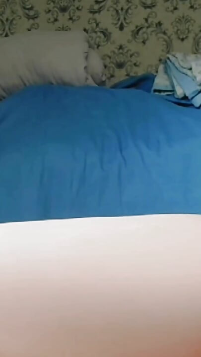 प्यारी फुसफुसाती हसीना अंधेरे में नाचती है