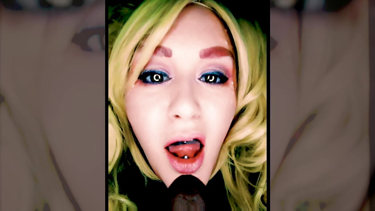 Blonda sexy de alături vrea să încerce să sugă pula ta mare și neagră și suculentă