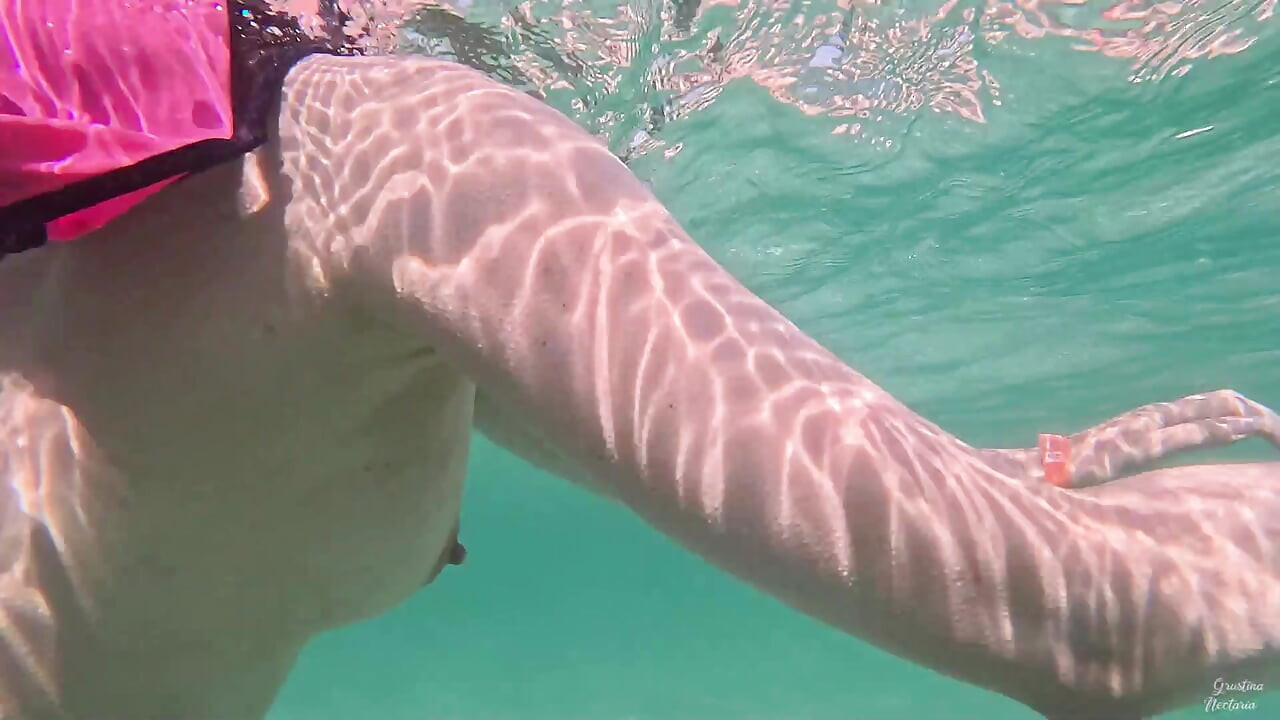 Amateur lange beine, perfekter körper, mädchen entspannendes unterwasser-schwimmen ASMR POV