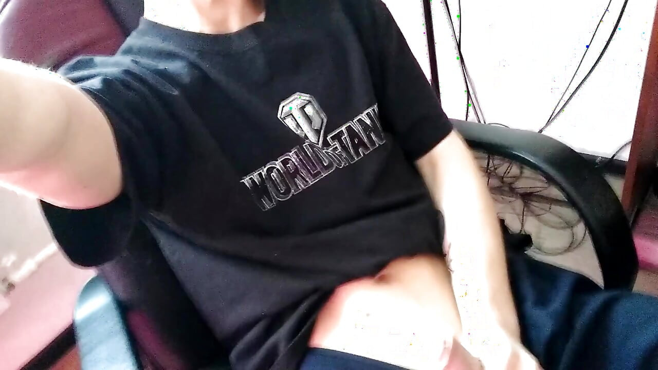 Un tip în ochelari își masturbează pula wiry