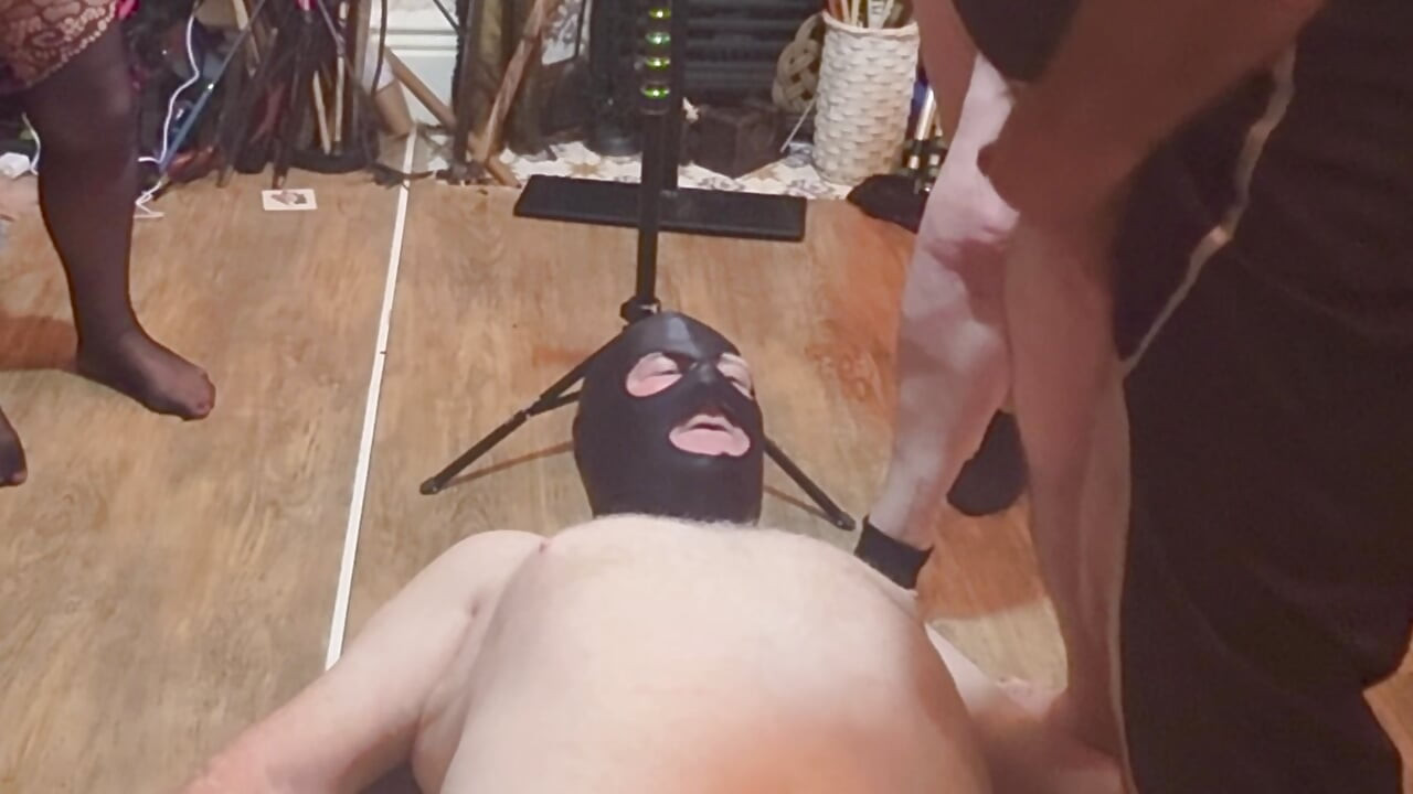 ¡El urinario humano de Domina y Lanista!