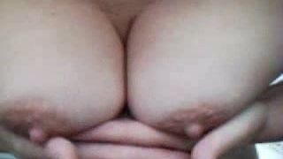 Amature afuera jugando con sus tetas