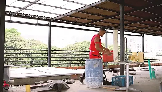 Büyük zenci inşaat işçisi terasta büyük penisini büyük memeli patronuna sokuyor - Brandon Cruz ve Mariana Martix