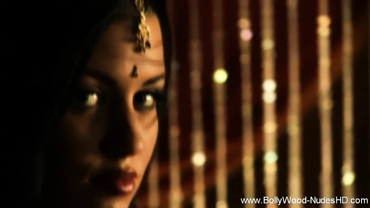 Deva Dassi's Exotic Midriff