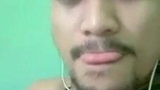 Schwuler Sex: Schwuler mit indonesischem Bart wichsen