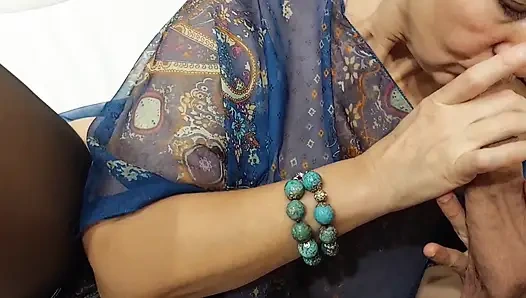 Olgun sarışın eş çorapla seksin tadını çıkarıyor