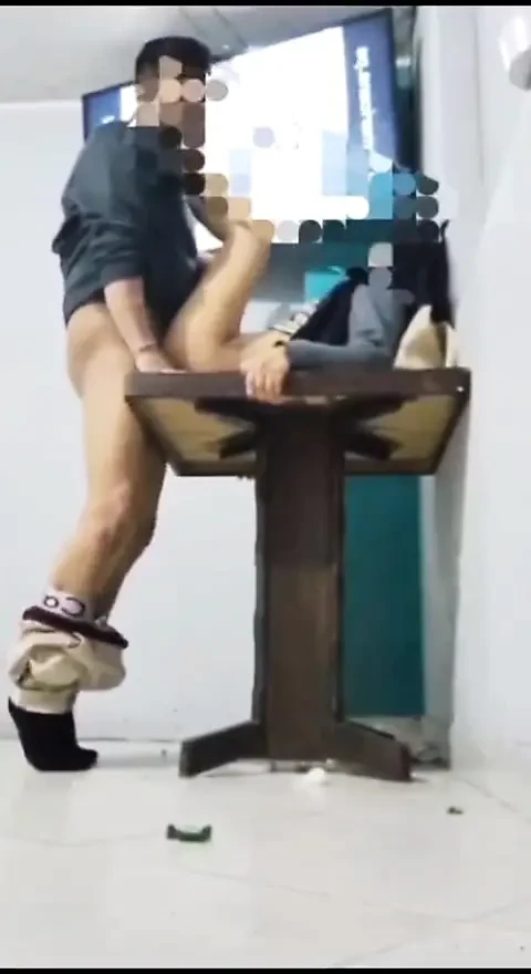 与业主餐桌上的同事一起