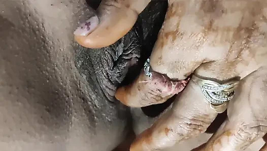 Yatak odasında çıplak göğüslü açık bir amcık