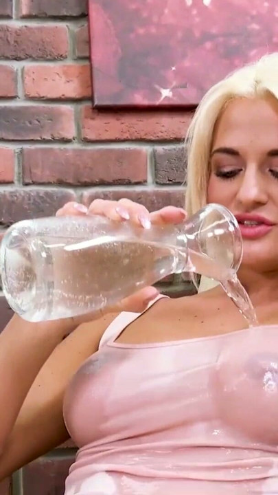 Nicole Vice își gustă pișatul înainte de a se fute cu un dildo solo | Clip 1
