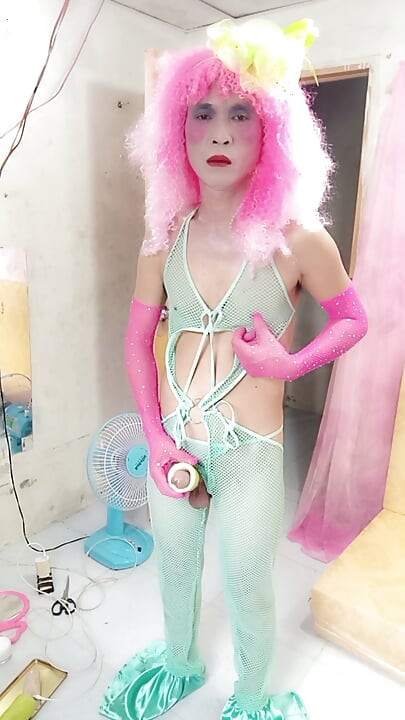 Transgender Oanh Le v sexy oblečení prožívá příliš velké potěšení