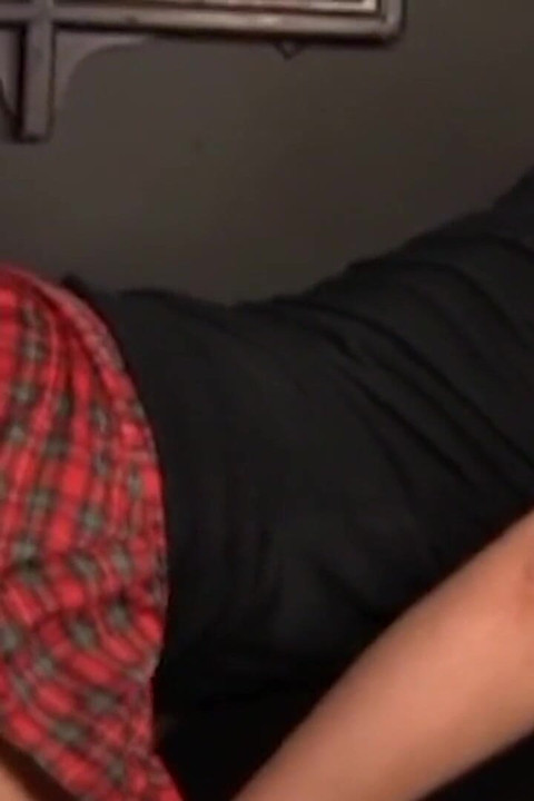 امرأة سمراء تبتلع كل قطرة من نائب الرئيس Gloryhole