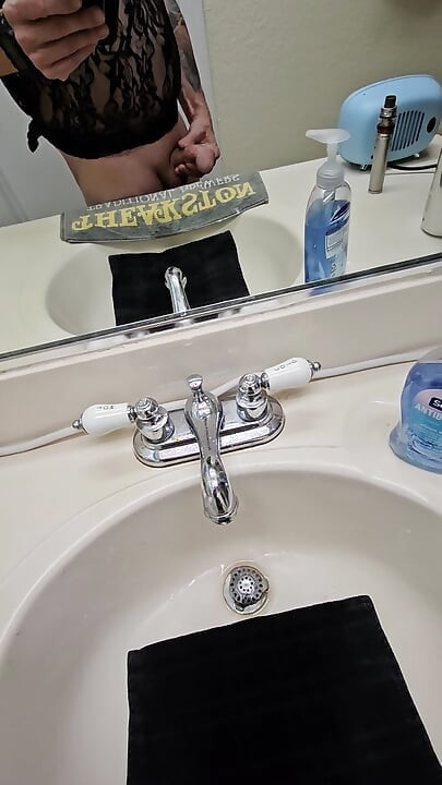 トイレ脱出鏡に映る自分を見ながら射精とおしっこ