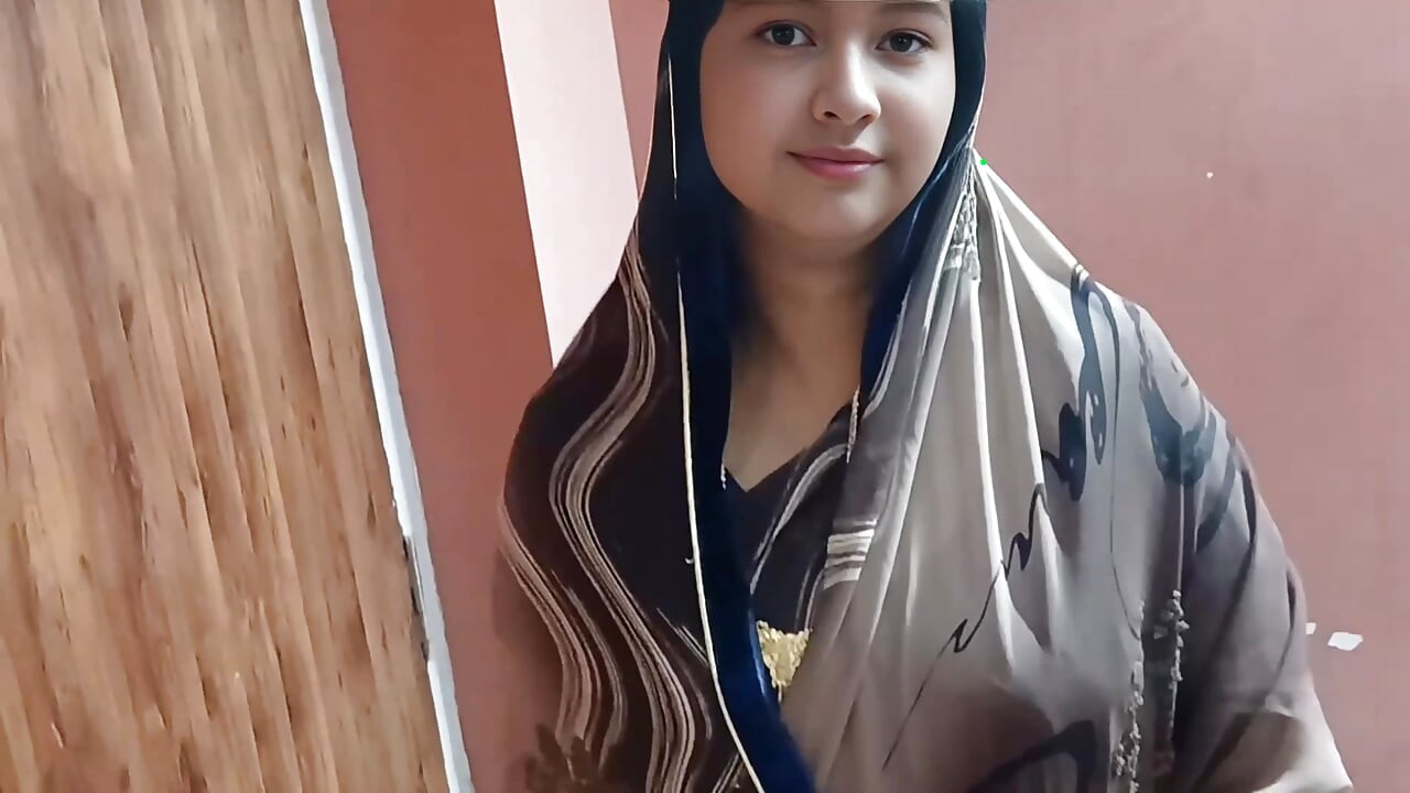 L'INSEGNANTE ECCITANTE È STATO SODDISFATTO DAL COMPLIMENTO DELLO STUDENTE PER I SUOI SEGNI IN PIÙ