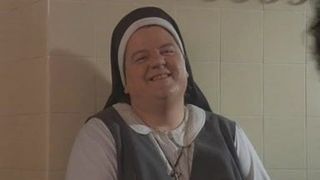 Travestis freiras entram sorrateiramente no banho de meninas católicas!