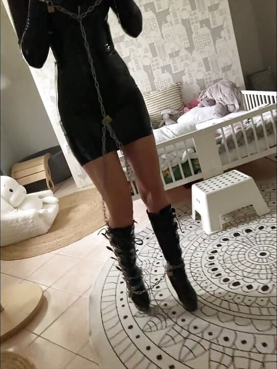 Lateksowa pokojówka na wysokich obcasach i łańcuchach