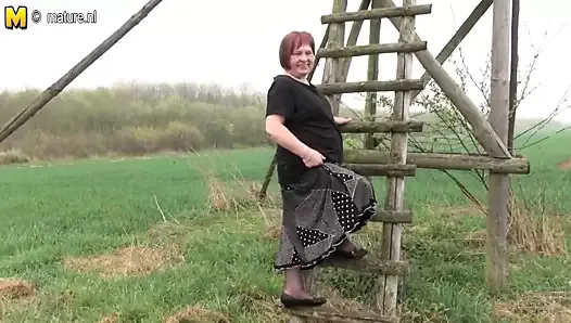 Немецкая бабушка играет со старой киской в ​​любительском видео