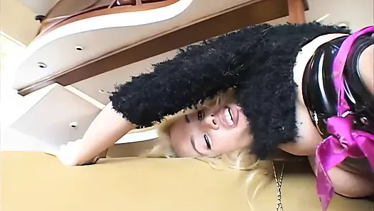 Ava dan Brian satu sama lain