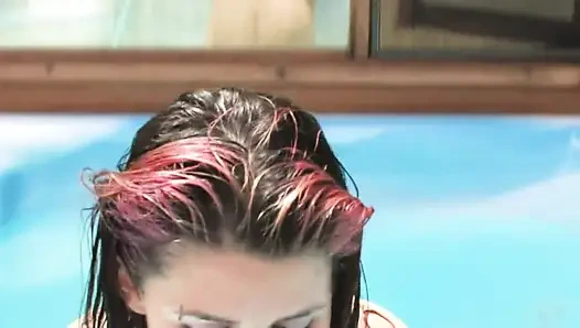 Seksi kızıl saçlı yapay penisiyle mastürbasyon yapıyor