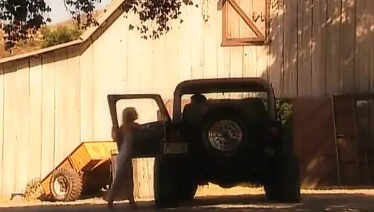 Sarışın hatun ahırda sert sikiliyor