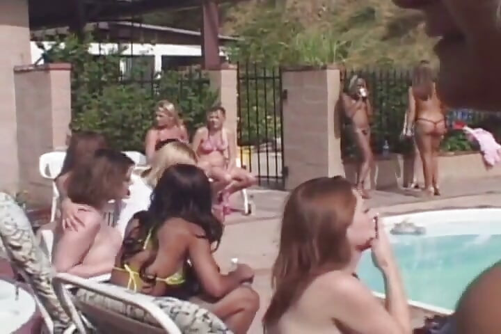 Son zorras francesas que están aquí para jugar entre ellas el coño en la piscina