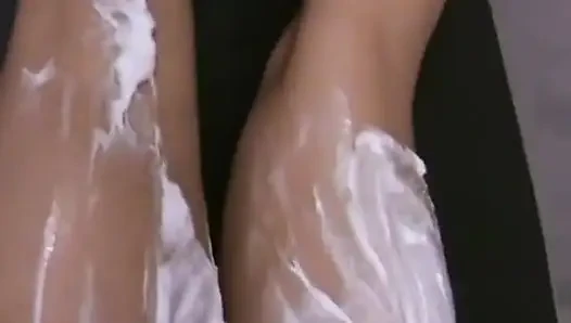 Candy rasiert die muschi und wird dann mit einem dildo gefickt