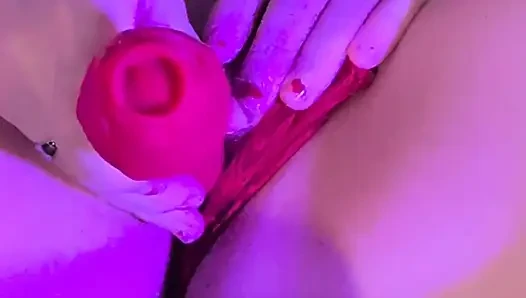Elara vibratörüyle oynuyor ve ayaklarını boşaltıyor!