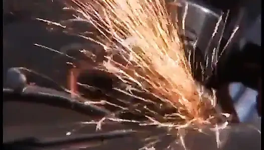 Birkaç ateşli güzel kız ıslak deliklerine tek başına yarak alıyor