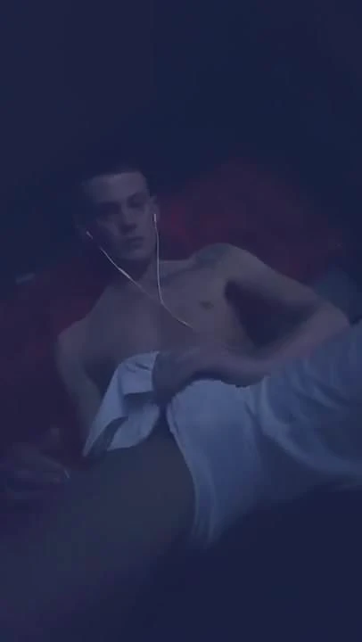 Chico se pajea ante la cam